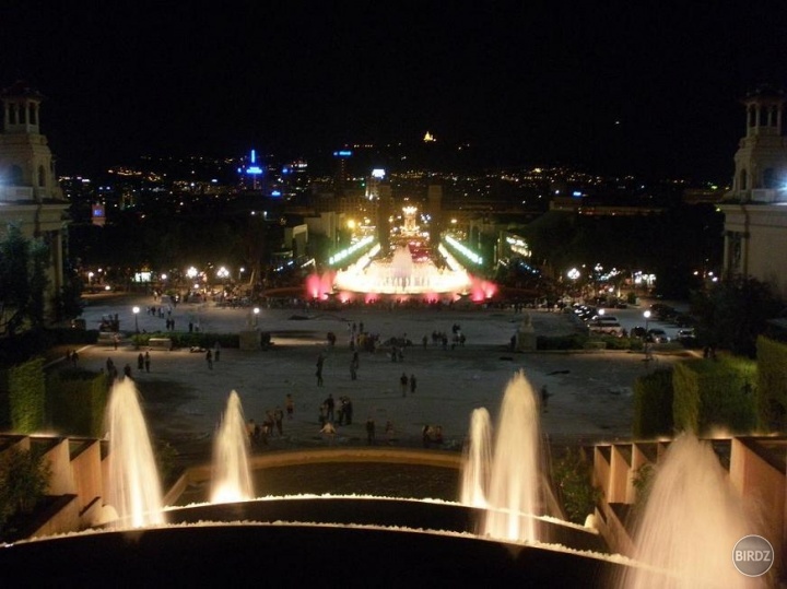 Barcelona, pohľad na spievajúce fontány z výšky, nezabudnuteľný večer