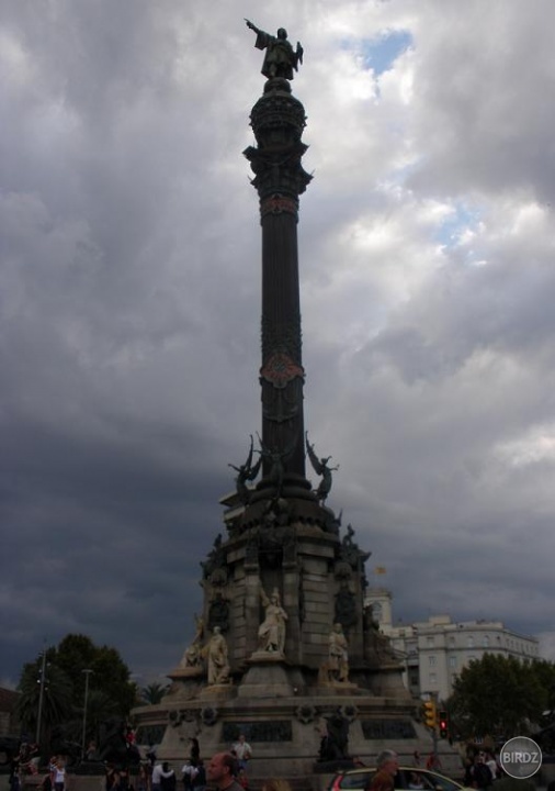 Zatiahnuté nebo nad sochou Kolumba v Barcelone. 