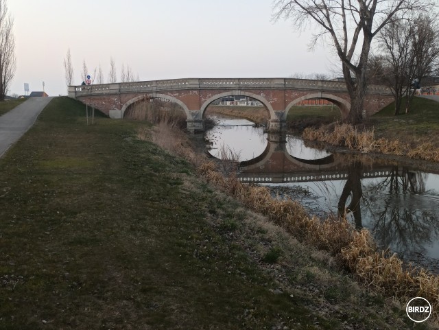 Secesný most v Kráľovej pri Senci. Stavali ho majstri z Talianska a viedol medzi Pálffyovskými záhradami, ktoré nie sú zachované.